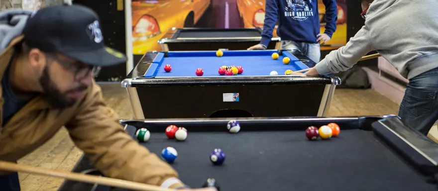 Students playing pool in the SU Students playing pool in the SU